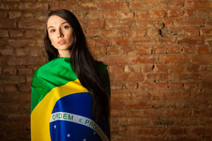 Leidenschaftlicher weiblicher Fußballfan mit brasilianischer Flagge