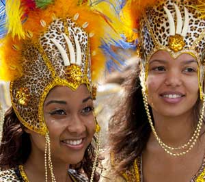 Brasilianische Girls im Karneval-Kostüm