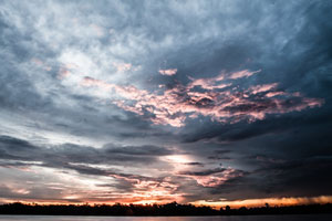 Sonnenaufgang bei Wolkenbildung über dem Amazonas